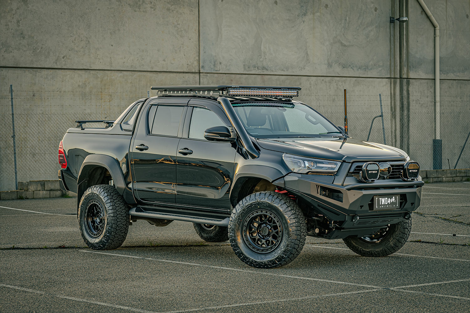 elevated hilux rogue build